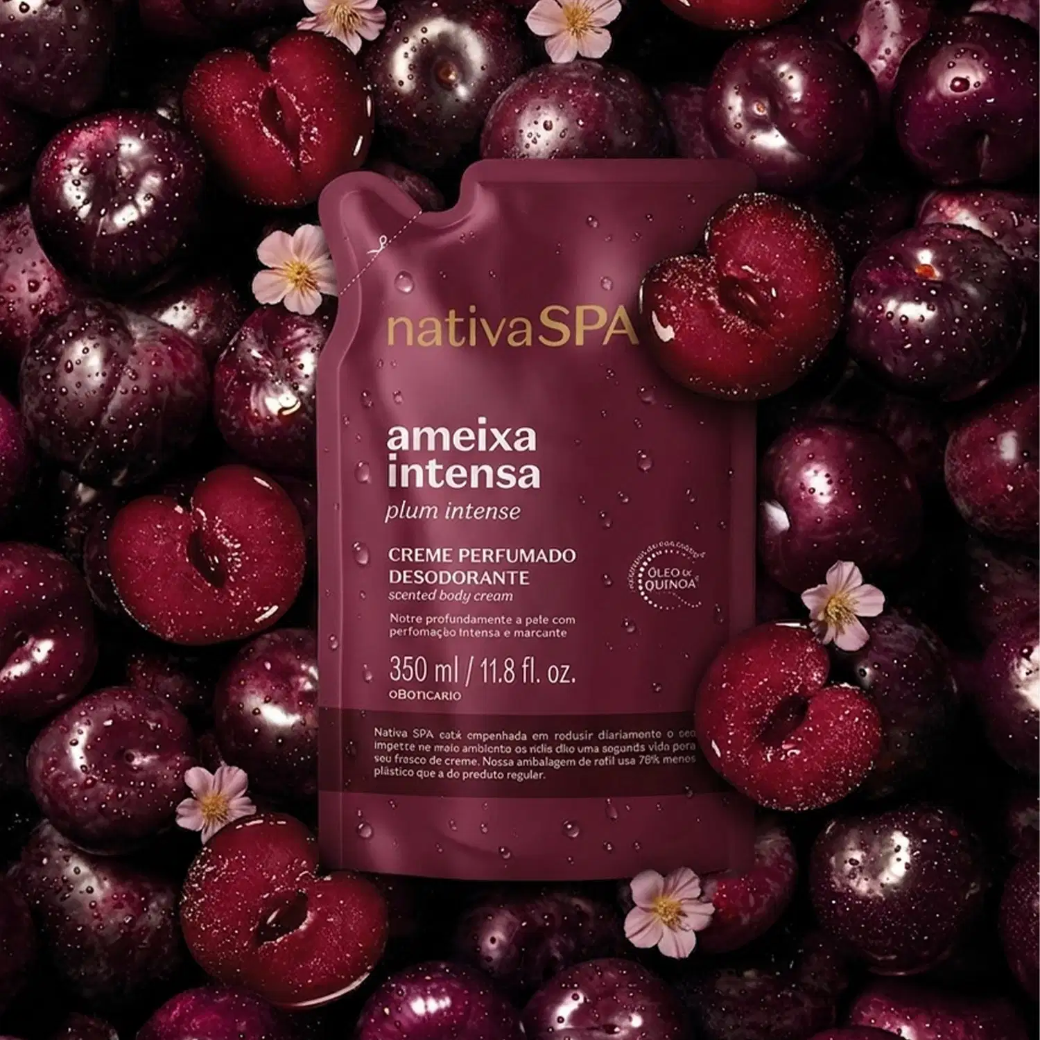 Embalagem de creme desodorante da marca Nativa SPA em meio a frutas vermelhas e flores brancas sobre superfície escura e molhada, com gotas d'água.