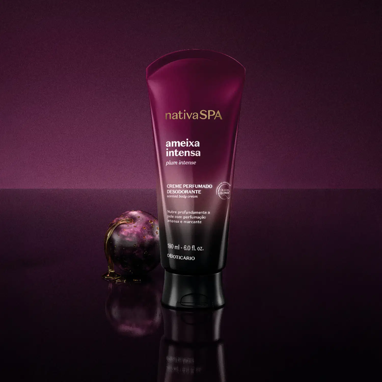 Tubo de creme perfumado da marca Nativa SPA em fundo roxo escuro, com frasco de vidro roxo ao lado, em ambiente de penumbra que destaca a embalagem e a cor intensa do produto.