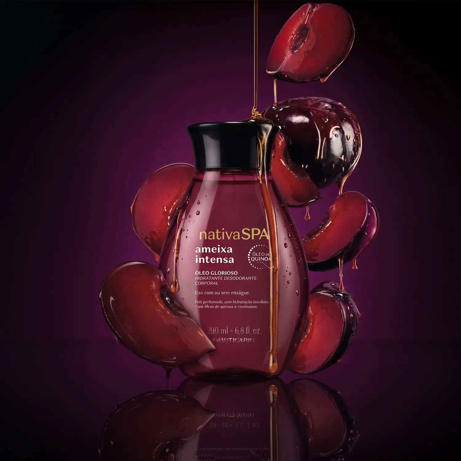 Frasco de item de perfumaria Nativa SPA Ameixa Intensa sobre superfície escura, com respingos de líquido vermelho-escuro e ameixas cortadas ao redor, em ambiente com iluminação dramática e tons de vermelho.
