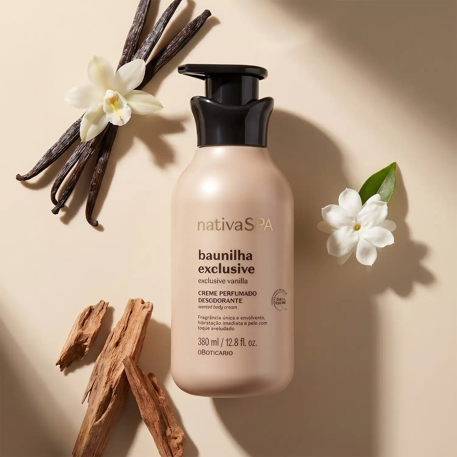 Recipiente de item de perfumaria da marca Nativa SPA, com flores brancas e varas de baunilha ao redor, em um fundo bege claro. O produto é um creme corporal perfumado com fragrância de baunilha exclusiva.