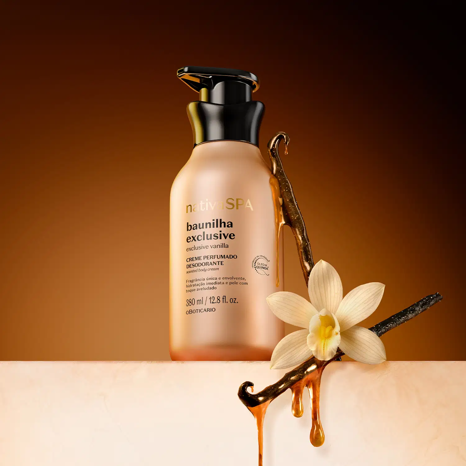 Recipiente de item de corpo e banho Nativa SPA Baunilha Exclusive, com design elegante em tons de dourado e preto. Contém uma flor e hastes de baunilha coberta de caramelo, sugerindo uma fragrância doce e delicada. O ambiente é iluminado em tons quentes.