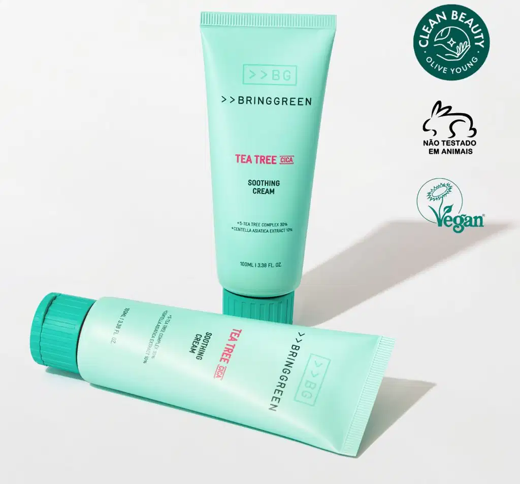 Dois tubos do produto Bringgreen Tea Tree Cica, com embalagem verde-menta e rótulos destacando os ingredientes e certificações, como "Clean Beauty", "Não testado em animais" e "Vegano".