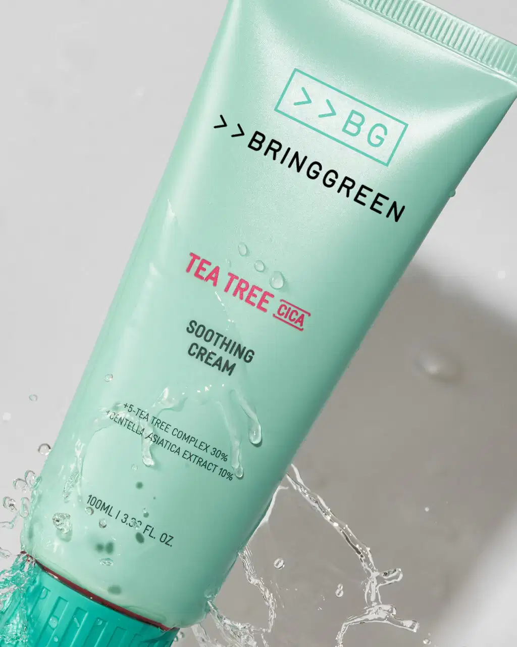 Tubo de produto Bringgreen de 100 ml com embalagem verde-menta, rótulo com nome da marca e ingrediente principal "Tea Tree Cica", com informações sobre o produto.