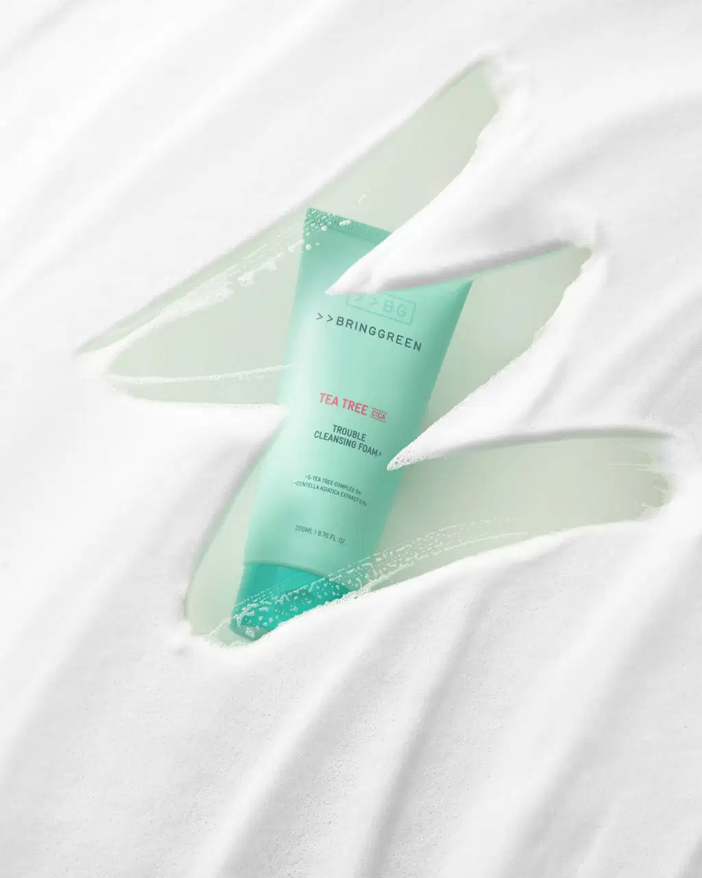 Produto da marca Bringgreen, com design minimalista em tons de verde, em um ambiente claro e suave, sugerindo um contexto de cuidados com a pele.