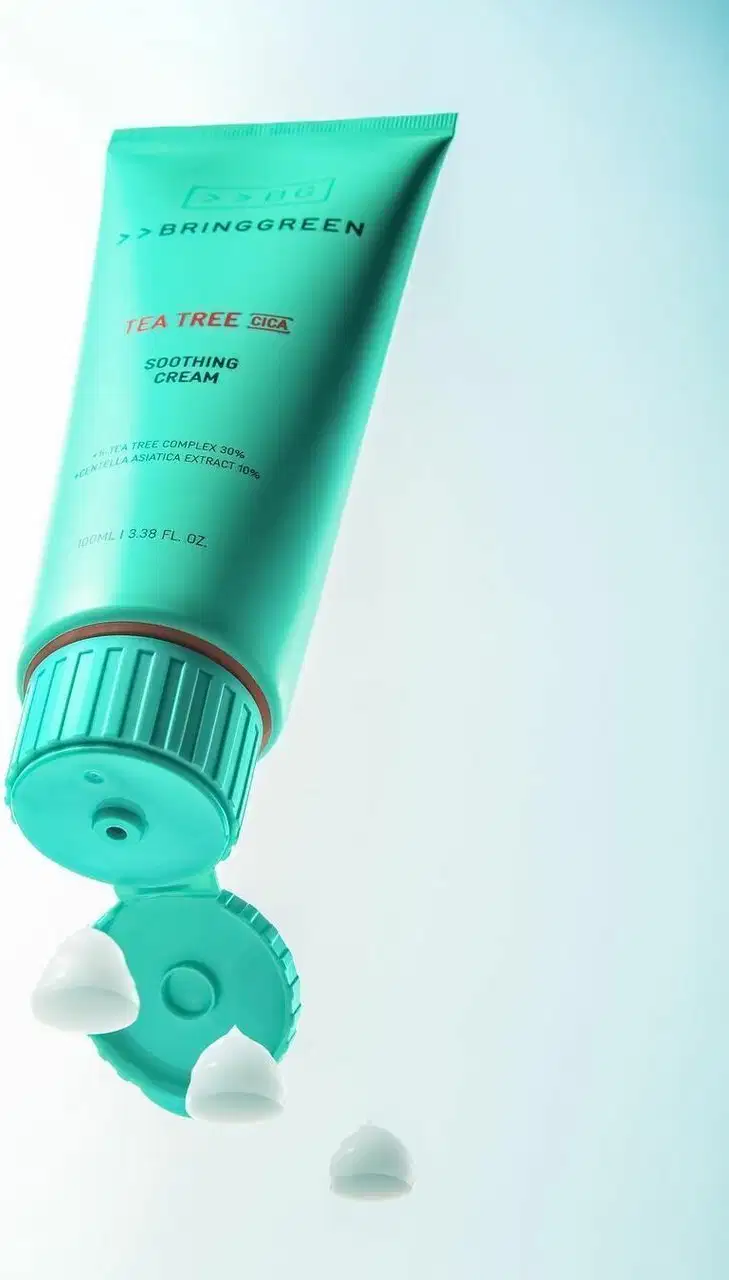 Tubo de creme hidratante da linha Bringgreen, com embalagem verde e rótulo indicando "Tea Tree Cica Soothing Cream".