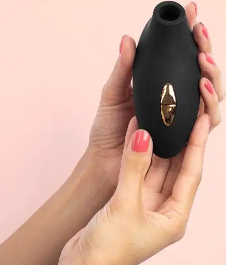 Mão feminina exibe o Estimulador de Clitóris Recarregável Dona Suck