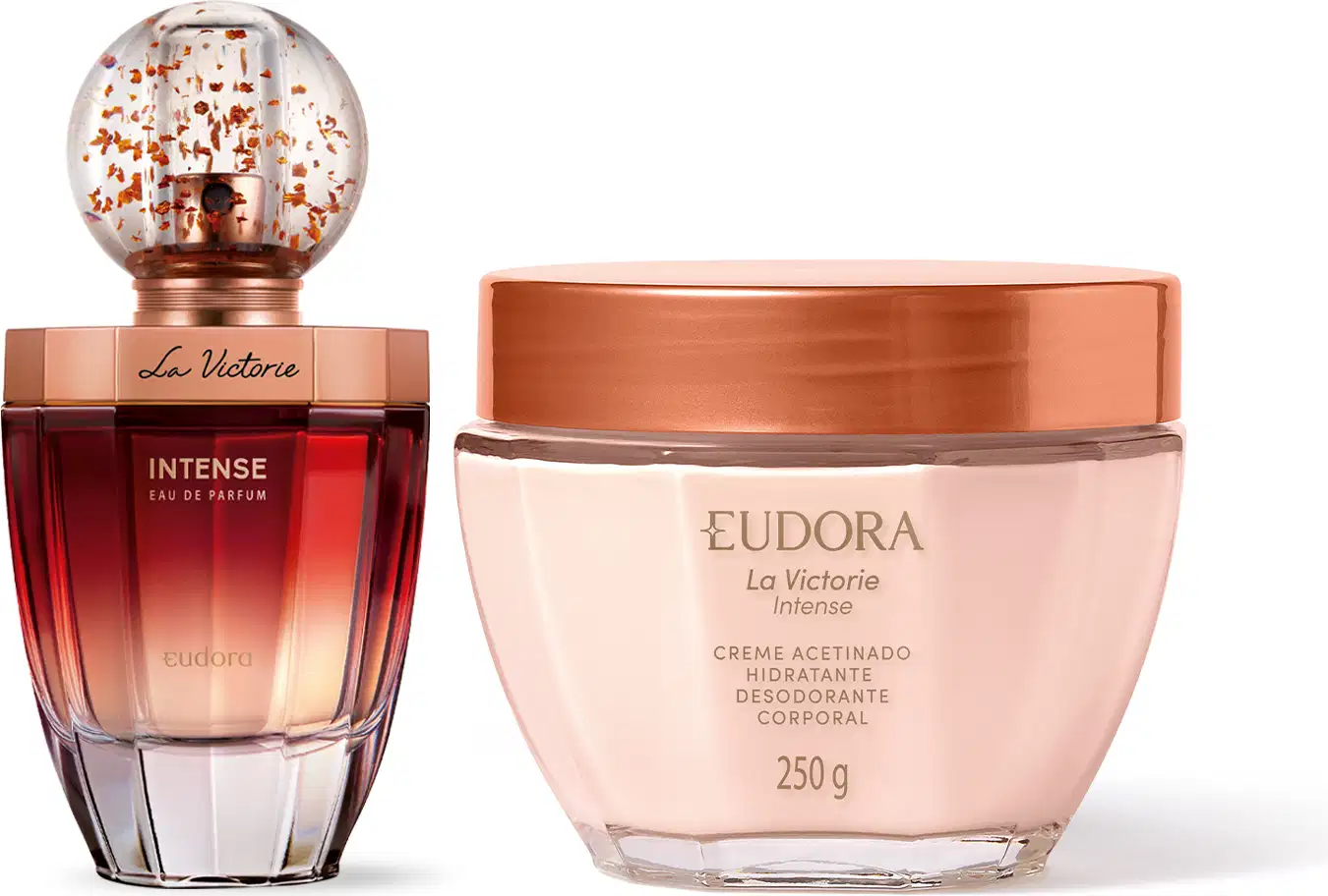 Perfume La Victorie Intense em frasco de vidro cor bronze com detalhes em cobre. Creme corporal hidratante desodorante La Victorie Intense em embalagem de vidro transparente, cor rosa do creme, com tampa cobre. O perfume tem 250g e o creme corporal 250g.