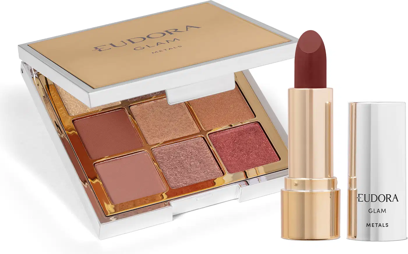 Paleta com embalagem compacta retangular de plástico cromado com espelho interno. Batom cremoso de cor marrom intenso em embalagem dourada cilíndrica.  Ao lado, está a tampa na cor prata. Ambos possuem "Eudora Glam Metals" escrito no logo em preto.