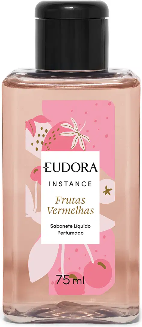 A imagem mostra o Sabonete Líquido Eudora Instance Frutas Vermelhas. Frasco transparente de 75ml com líquido rosa claro. Rótulo rosa com ilustrações de frutas vermelhas estilizadas e detalhes em branco. Tampa preta na parte superior.