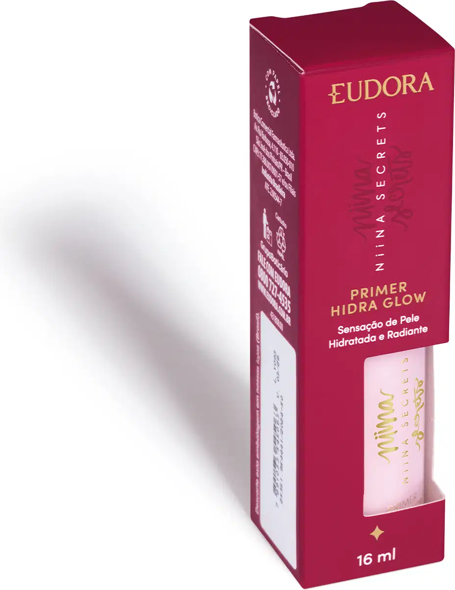 Embalagem retangular de papelão na cor vinho, com detalhes dourados contendo o frasco do Primer. Pequeno frasco rosa translúcido embutido na caixa. Volume de 16ml indicado na embalagem.