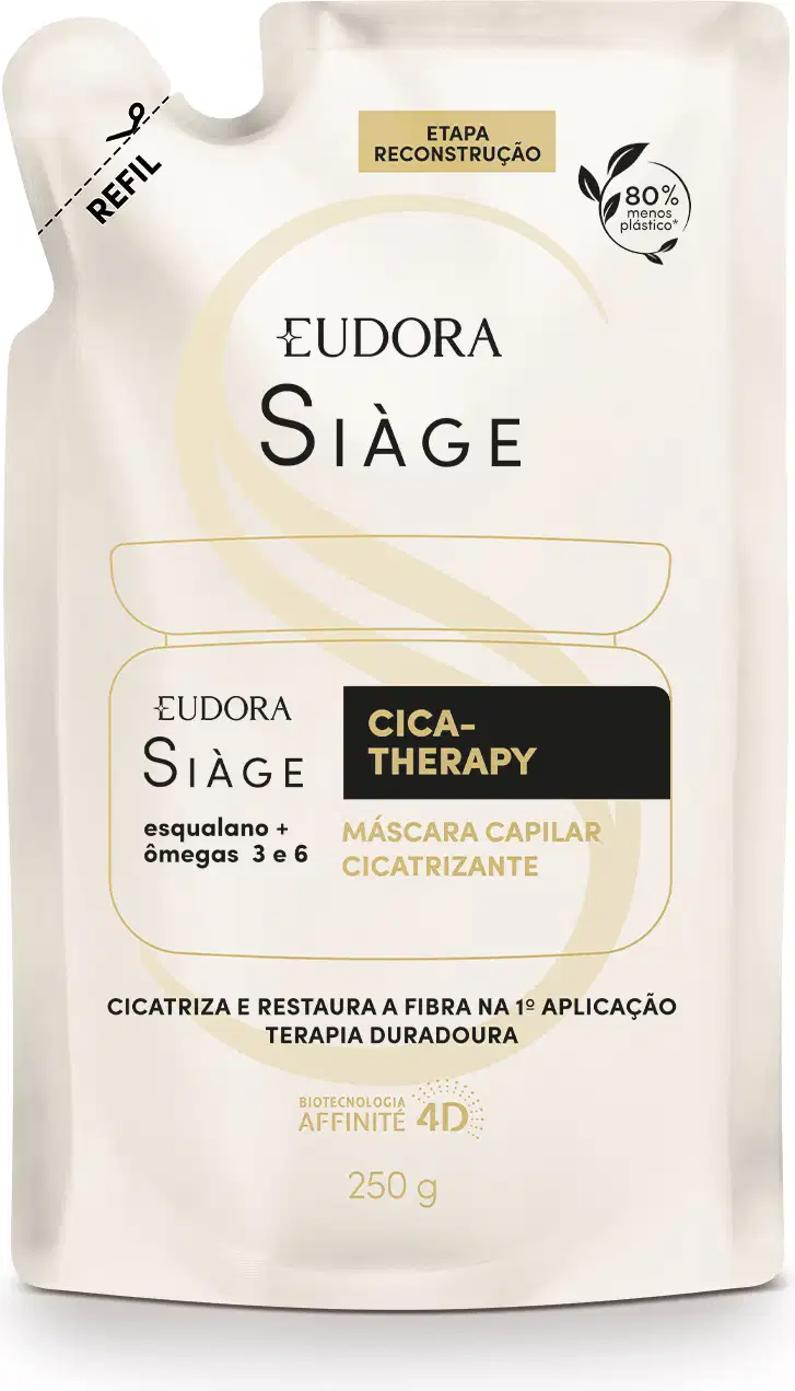 Embalagem flexível como um pacote de plástico cor creme com detalhes em preto e indicação de lugar para cortar com tesoura. No centro, um desenho da silhueta do pote original contém as informações do rótulo do refil em letras douradas e pretas.
