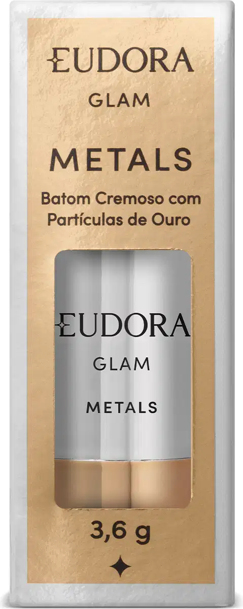 A imagem mostra o batom dentro da embalagem que é uma caixa dourada com bordas prateadas. O meio é vazado, possibilitando ver parte do produto dentro. Nome da marca e linha em letras pretas.