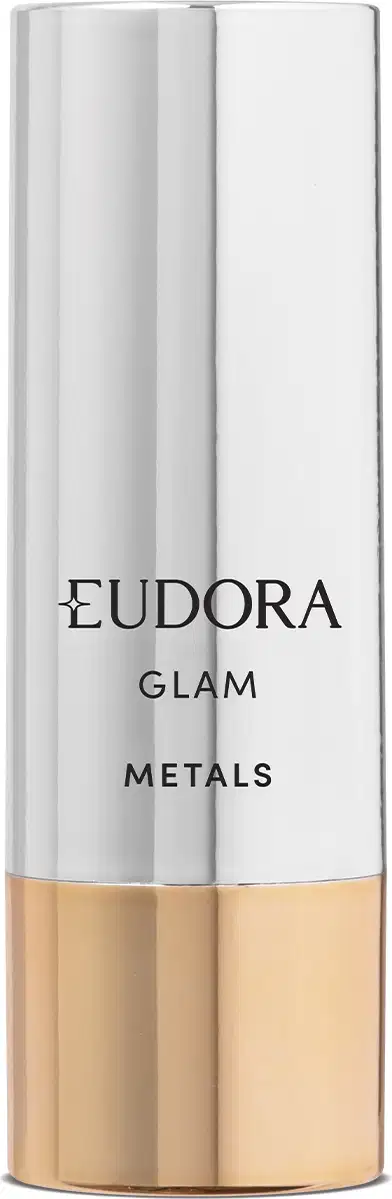 Produto fechado, onde é possível ver a base dourada e toda a parte superior prateada. Rótulo preto com o nome da marca "Eudora" e a linha "Glam Metals" em letras maiúsculas. Design minimalista e elegante.