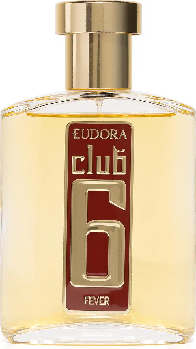 Frasco Fever da linha Club 6. O frasco é de vidro transparente com um líquido amarelo claro e possui uma tampa dourada cilíndrica. O rótulo, centralizado na vertical, apresenta o nome Eudora Club 6 Fever em fundo vermelho e letras douradas.