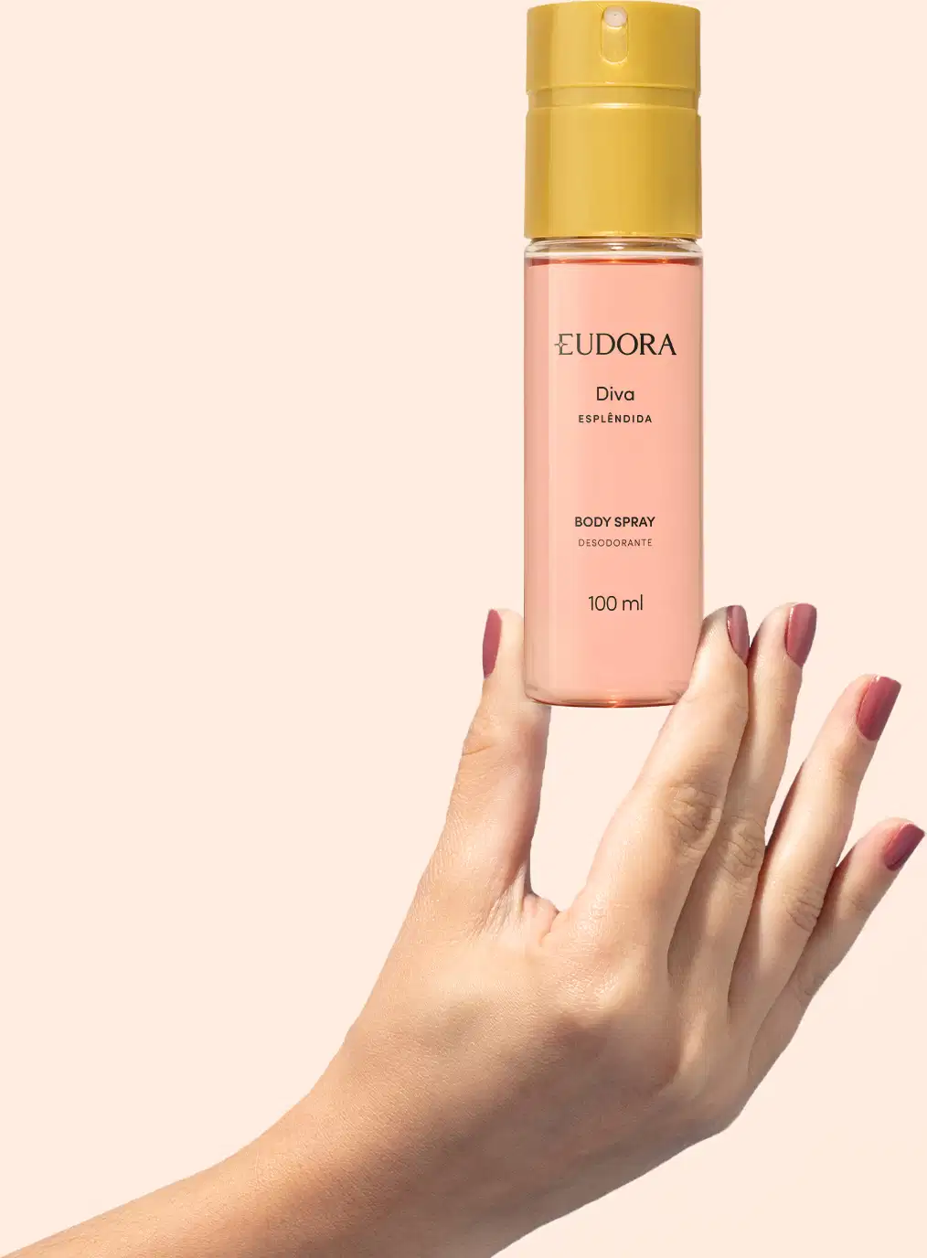 Produto de beleza da marca Diva, em embalagem rosa e dourada, com mãos femininas segurando o frasco, em ambiente claro e neutro.