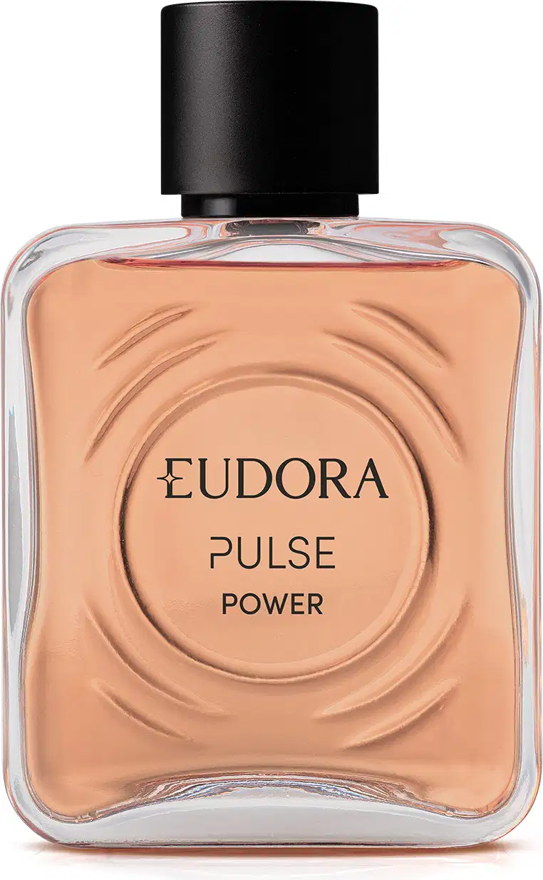 O produto apresentado é um frasco do Desodorante Colônia Pulse Power. O frasco é de vidro transparente com um design arredondado e contém um líquido de cor clara. A tampa do frasco é preta e redonda.