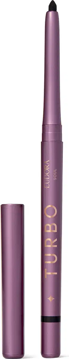 Lápis delineador de olhos com embalagem roxa escura e alongada. O produto é da marca Eudora Soul Turbo e apresenta o nome "Turbo" impresso em letras brancas ao longo do corpo do lápis. Ao lado, a tampa do lápis delineador.