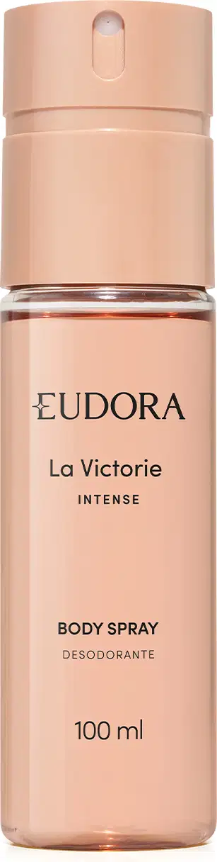 Embalagem cilíndrica de plástico rígido na cor nude rosado. Rótulo com o nome do produto "La Victorie Intense Body Spray Desodorante" e a informação de volume de 100ml. Tampa tipo spray na parte superior. Design minimalista e elegante.