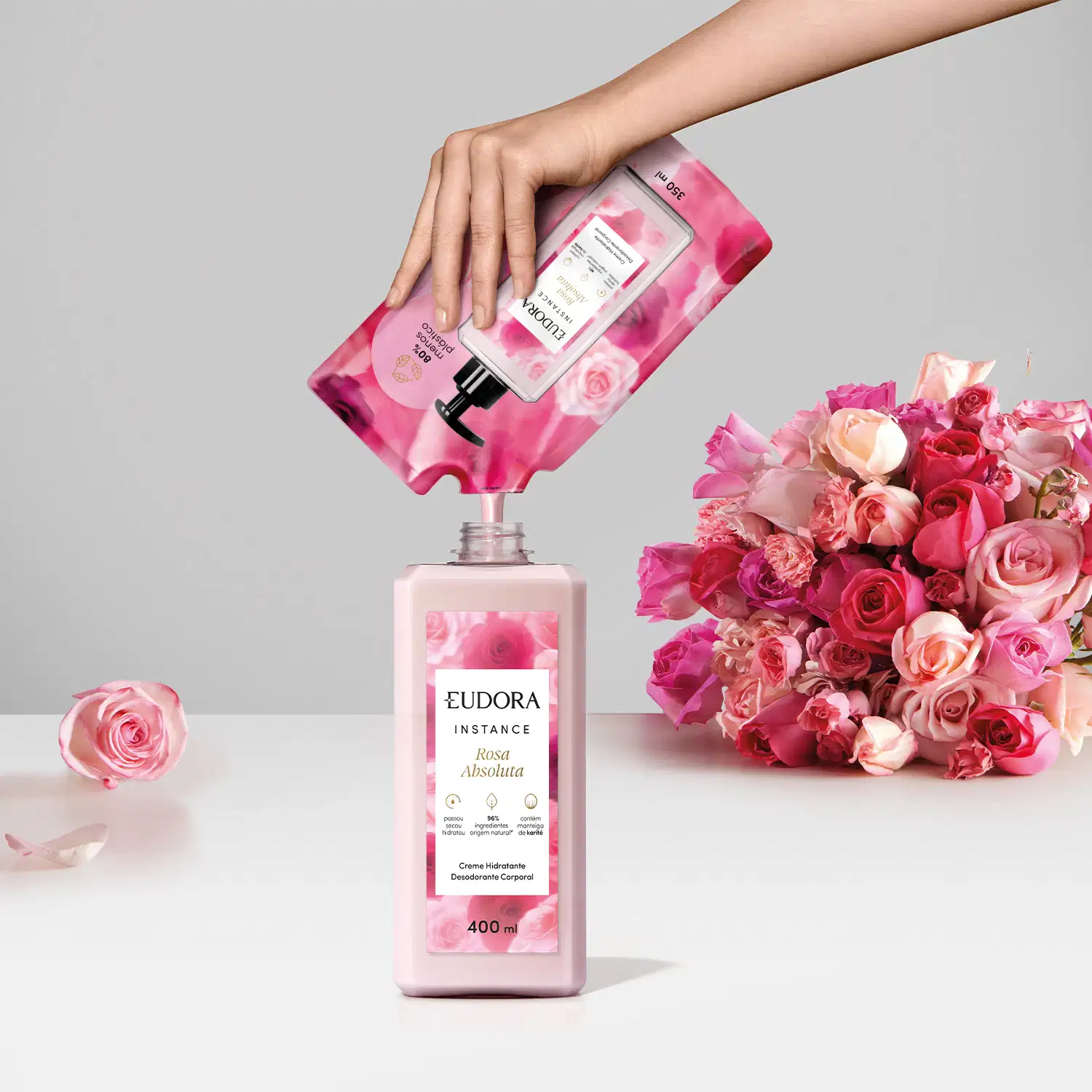 A imagem mostra como repor o refil do Creme Hidratante Desodorante Corporal Instance Rosa Absoluta. Ao lado do frasco, há um buquê de rosas