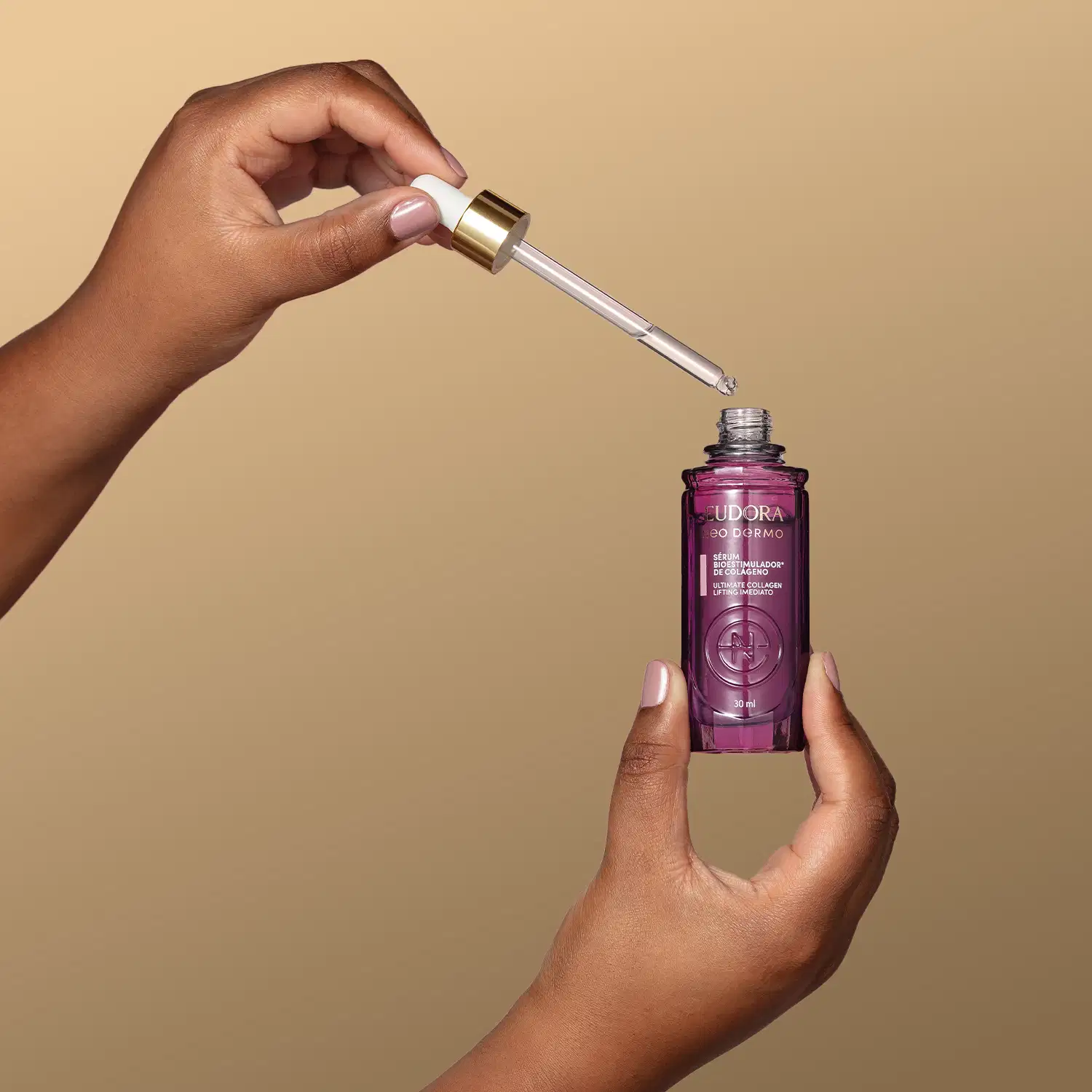 O produto mostrado na imagem é um sérum facial da marca Eudora Neo Dermo. O frasco está sendo segurado por uma modelo, com a tampa dourada aberta, mostrando o conta-gotas.