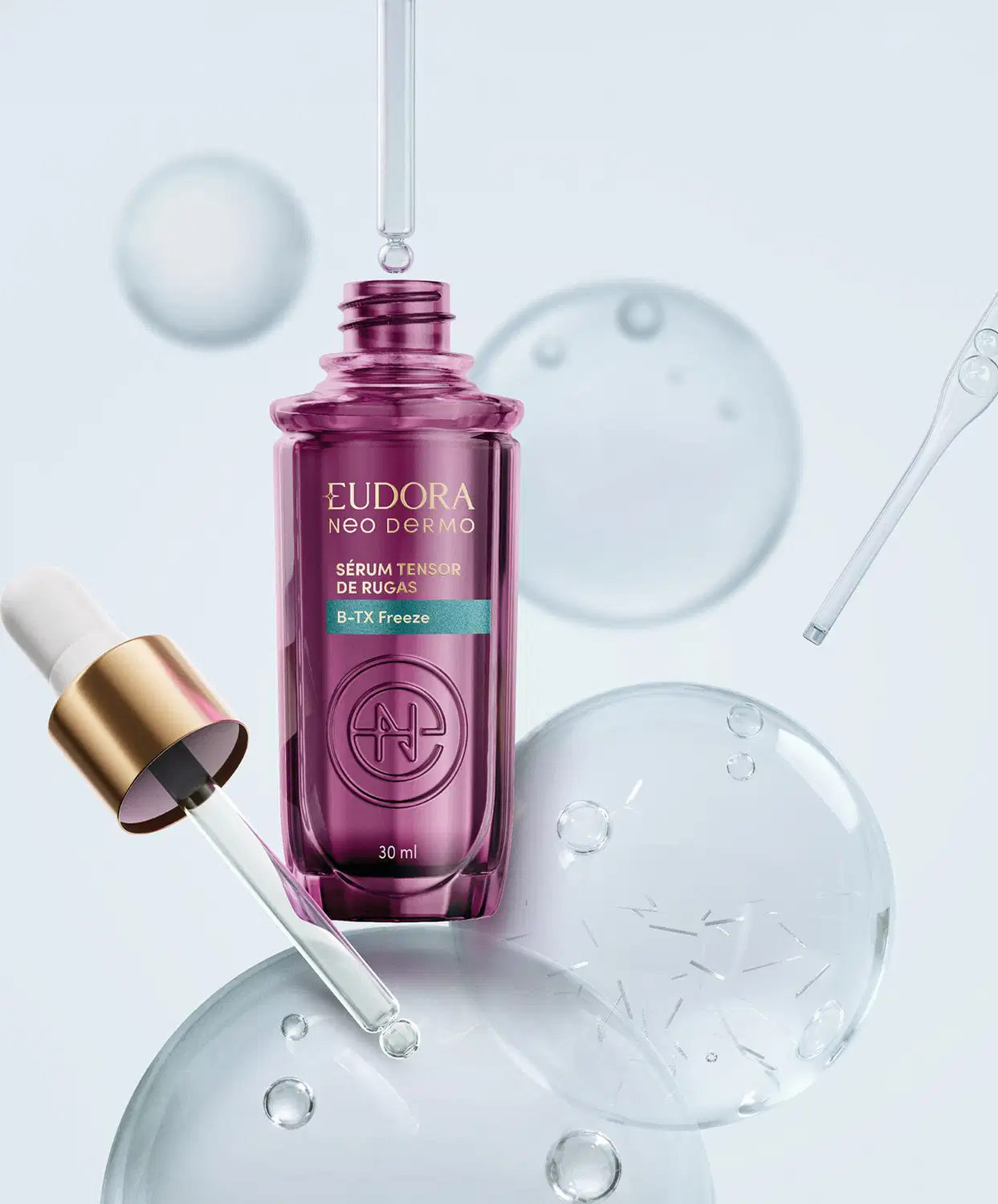 Frasco roxo com rótulo da marca Eudora Neo Dermo, com a tampa em conta gotas ao lado. Ao redor, temos espécie de gotas lisas, translúcidas e brilhantes, indicando a textura do produto.