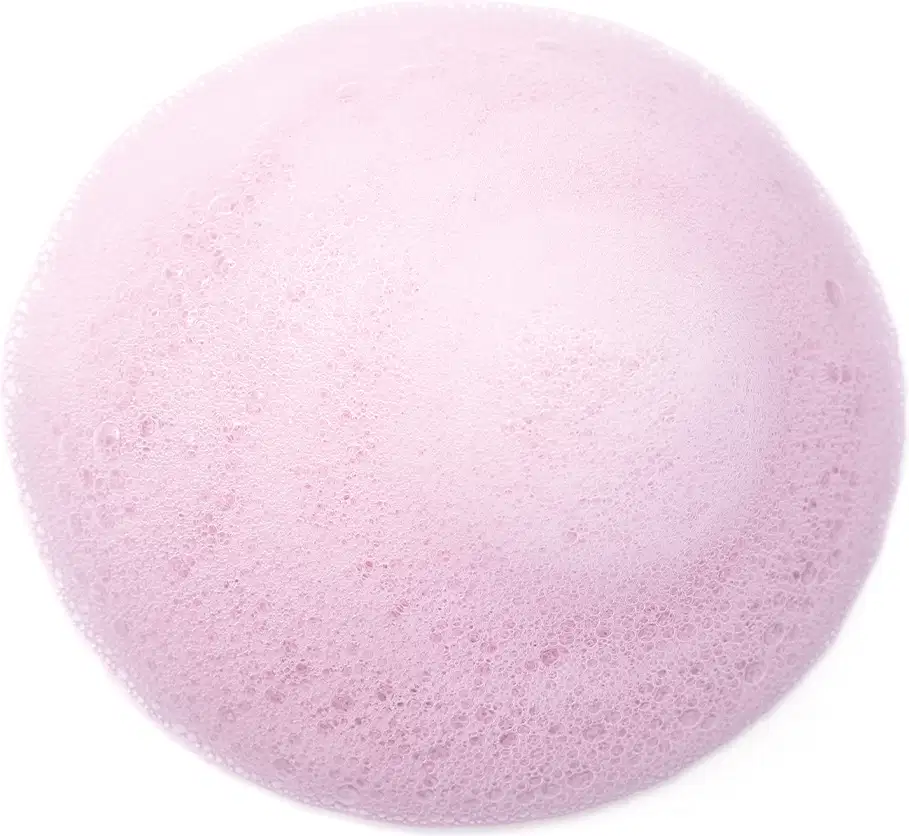 Espuma do mousse de textura macia e delicada, com superfície uniforme e tom rosa pastel suave, ideal para uma experiência de limpeza gentil e relaxante.