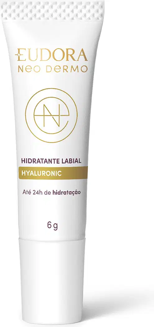 Tubo branco com rótulo dourado da marca Eudora Neo Dermo, contendo hidratante labial de fórmula com ácido hialurônico, para até 24h de hidratação.