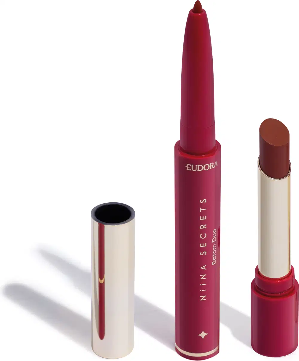 O produto apresentado na imagem é um batom da marca Niina Secrets Eudora, de cor rosa vibrante. São dois produtos em um: uma lapiseira delineadora com a ponta afiada e o batom em formato stick, com embalagem também rosa e detalhes dourados.