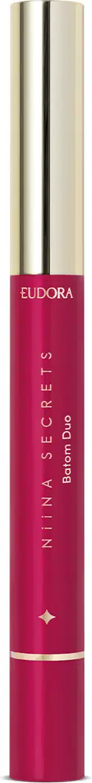 O produto apresentado é um batom da marca Eudora, da linha Niina Secrets. O batom possui embalagem tubular de cor rosa vibrante, com o nome da marca e da linha impressos na superfície. A tampa do batom é dourada.