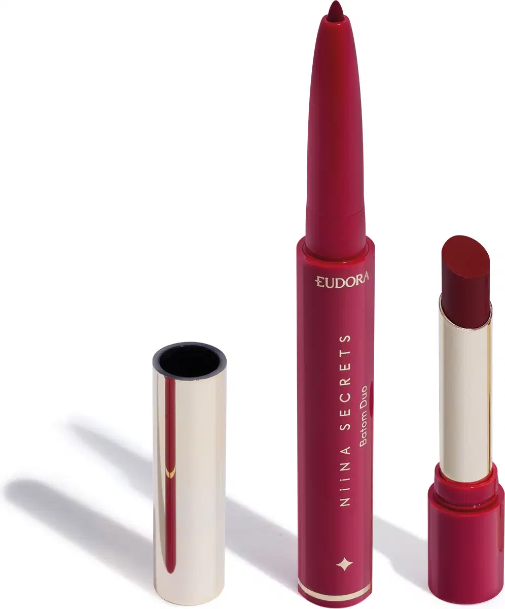 O produto apresentado na imagem é um batom da marca Niina Secrets Eudora, de cor vermelha. São dois produtos em um: uma lapiseira delineadora com a ponta afiada e o batom em formato stick.