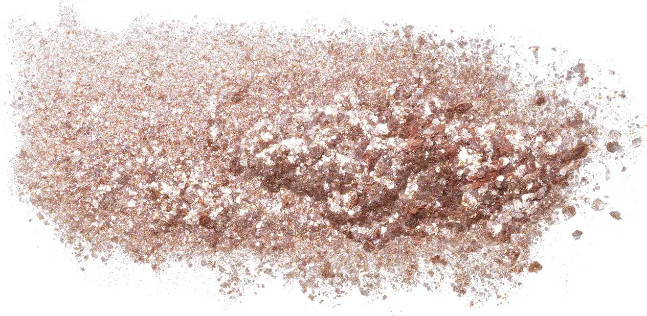 Textura do produto Glitter Glam Paetê. A embalagem não é visível, mas o produto é apresentado em uma superfície branca, com uma textura granulada e brilhante, sugerindo uma fórmula com partículas cintilantes ou brilhantes.
