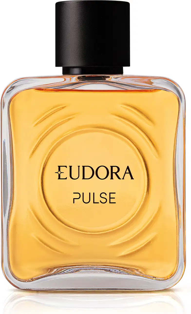 Frasco do Desodorante Colônia Eudora Pulse, com formato retangular e tampa preta. O frasco é transparente, permitindo ver o líquido de cor amarelada. O rótulo exibe o nome da fragrância em letras pretas.