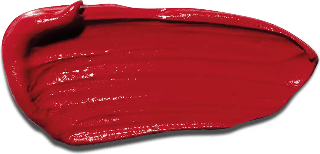 A textura do batom apresenta uma aparência brilhante e cremosa, com uma consistência suave e uniforme. A cor predominante é um vermelho intenso e vibrante.