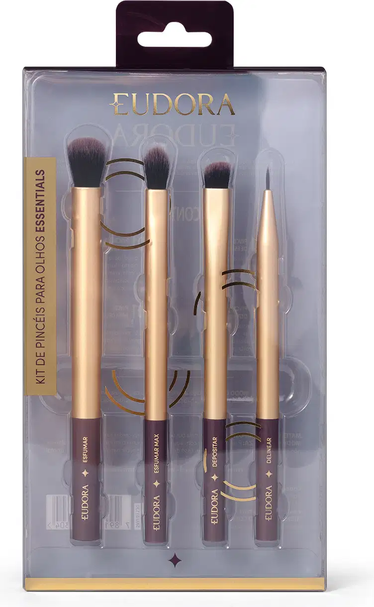 O produto é um kit de pincéis de maquiagem da marca Eudora. O kit contém 4 pincéis com cabos dourados e detalhes em preto. Os pincéis possuem diferentes formatos e tamanhos, para diferentes aplicações. A embalagem é uma caixa plástica transparente.