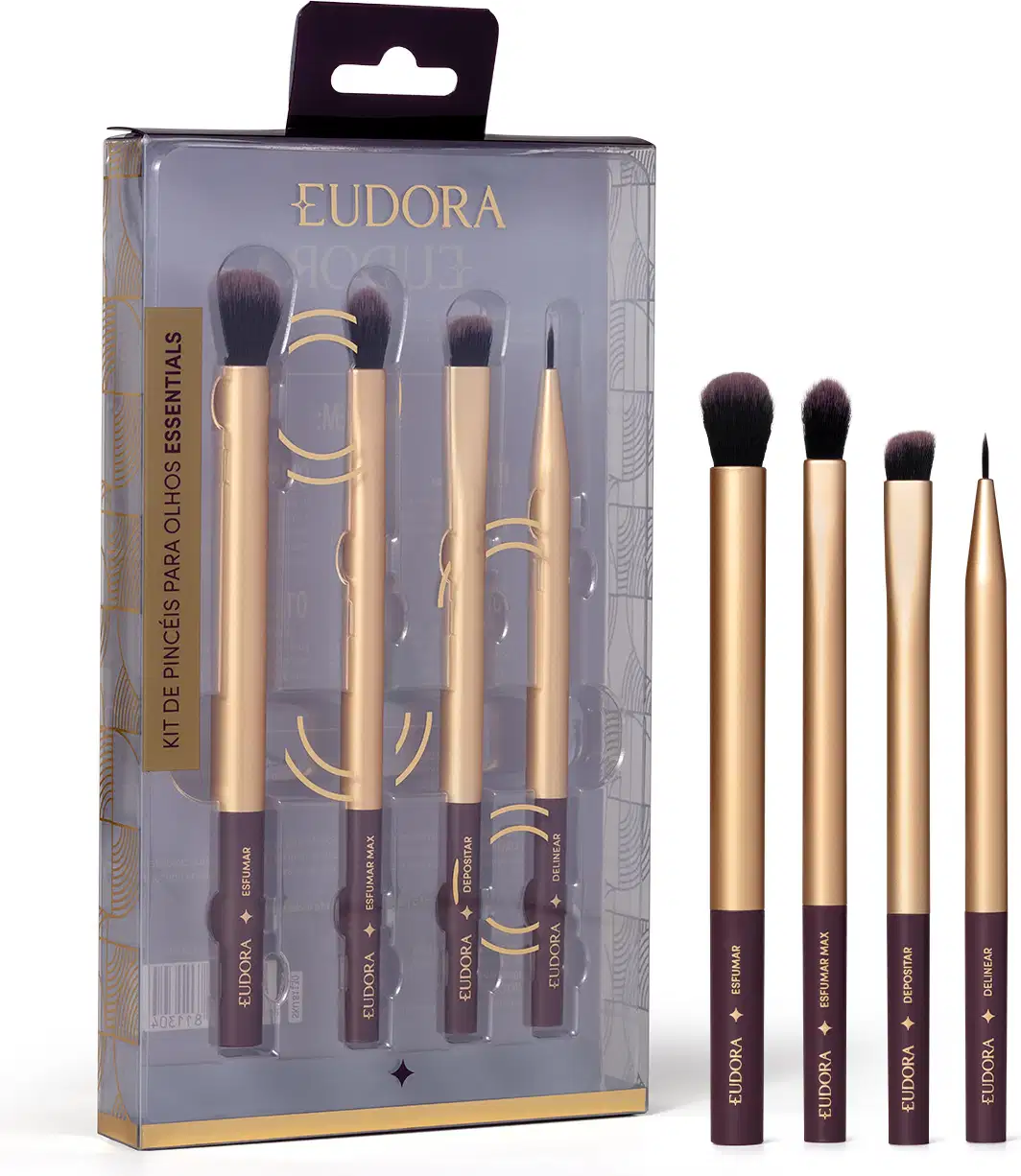 O produto apresentado é um kit de pincéis de maquiagem da marca Eudora. O kit contém 4 pincéis de diferentes tamanhos e formatos, com cabos em tons de bege e dourado. A embalagem é uma caixa de plástico transparente.