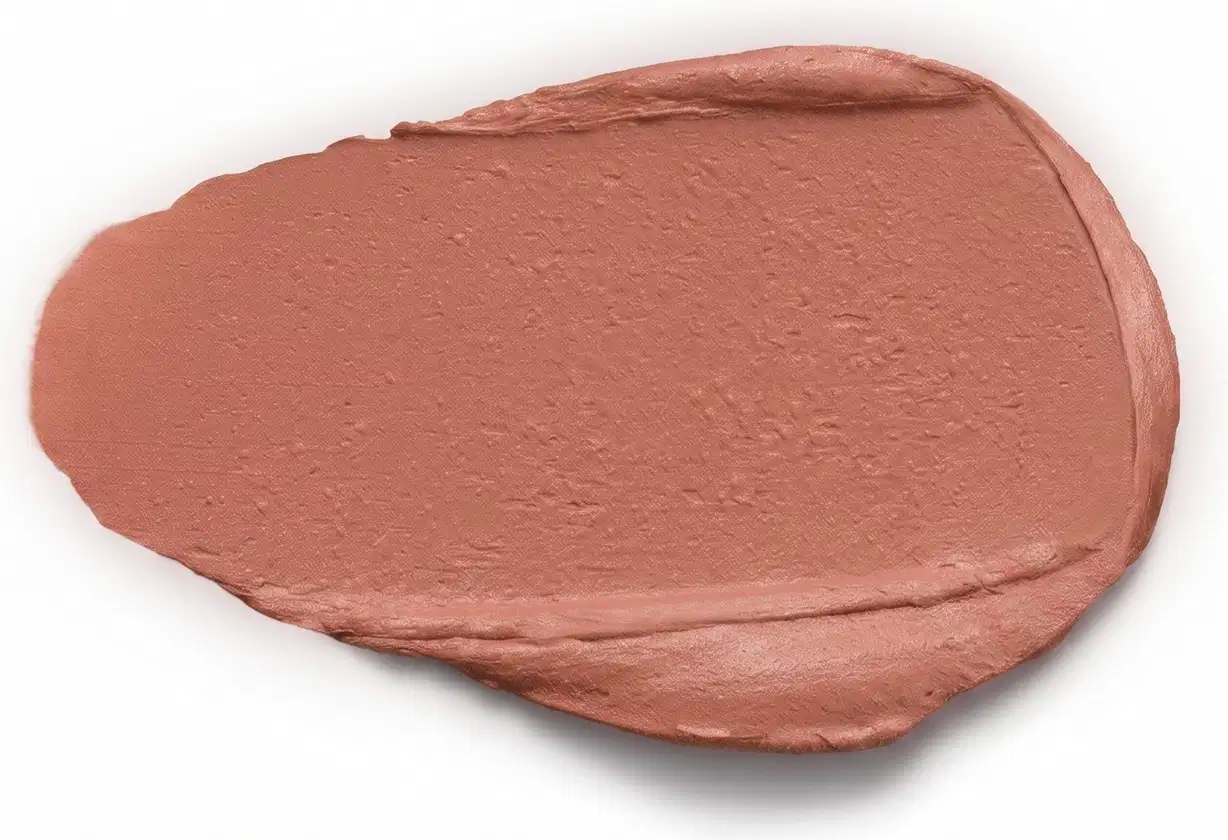 A textura deste produto de beleza apresenta uma consistência aveludada, com uma tonalidade marrom rosado predominante. Sua aparência é suave e uniforme, sem brilho ou reflexos.