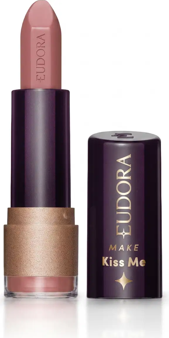 Batom bala da marca Eudora Make na cor Nude Estilo, com embalagem preta e dourada. O rótulo indica a linha "Kiss Me". O batom possui formato cilíndrico e apresenta uma textura opaca.
