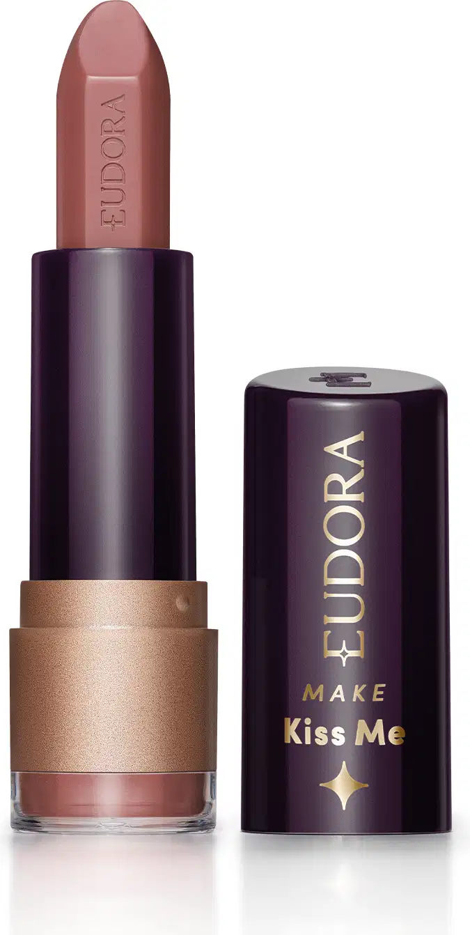 Batom da marca Eudora na cor nude rosada, com embalagem preta e dourada, com texto "Eudora Make Kiss Me" impresso.