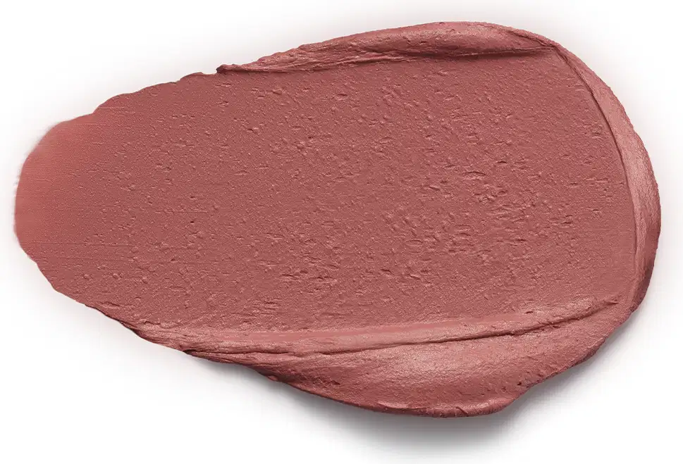 Textura matte de tom nude rosado, com acabamento aveludado e brilho sutil, aplicada sobre superfície branca.
