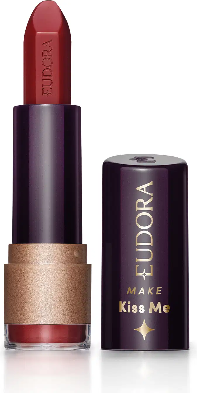 Batom vermelho da marca Eudora Make, com embalagem preta e dourada, com texto "Kiss Me" impresso.