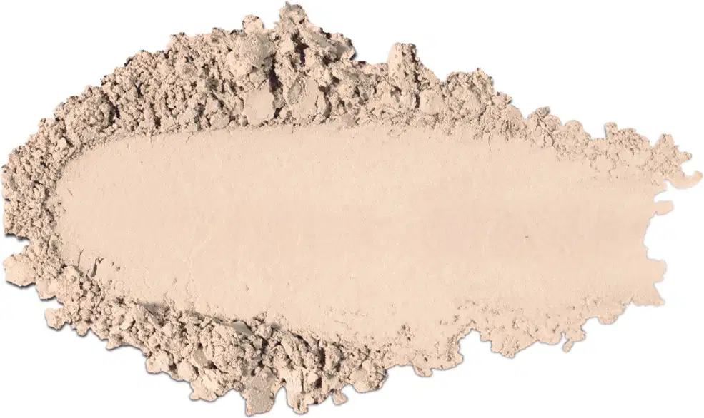 Textura de pó compacto com acabamento aveludado e superfície irregular, em quantidade moderada sobre fundo branco.
