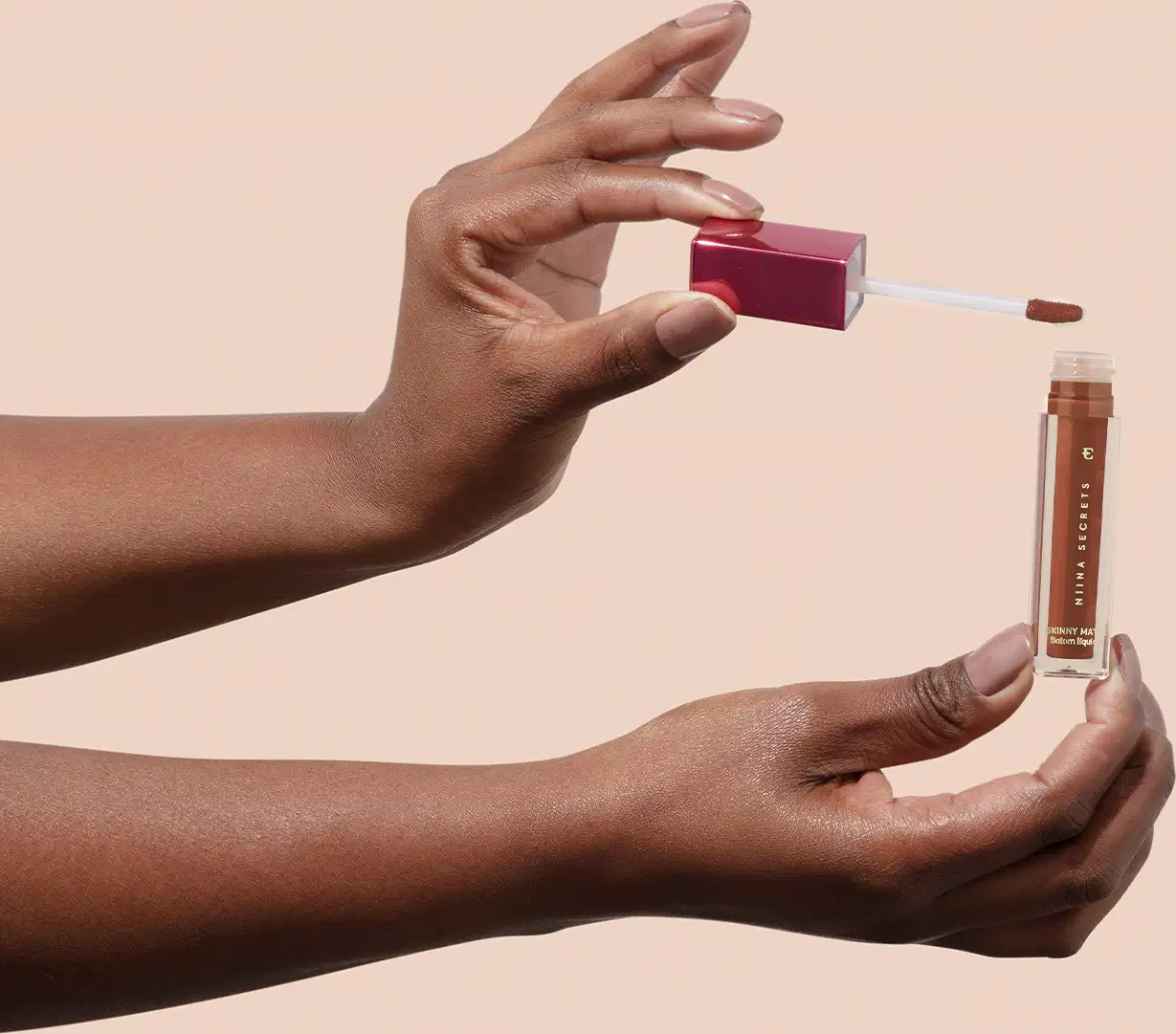 Batom Líquido Eudora Niina Secrets Skinny Matte Castanho Begônia, 5ml.