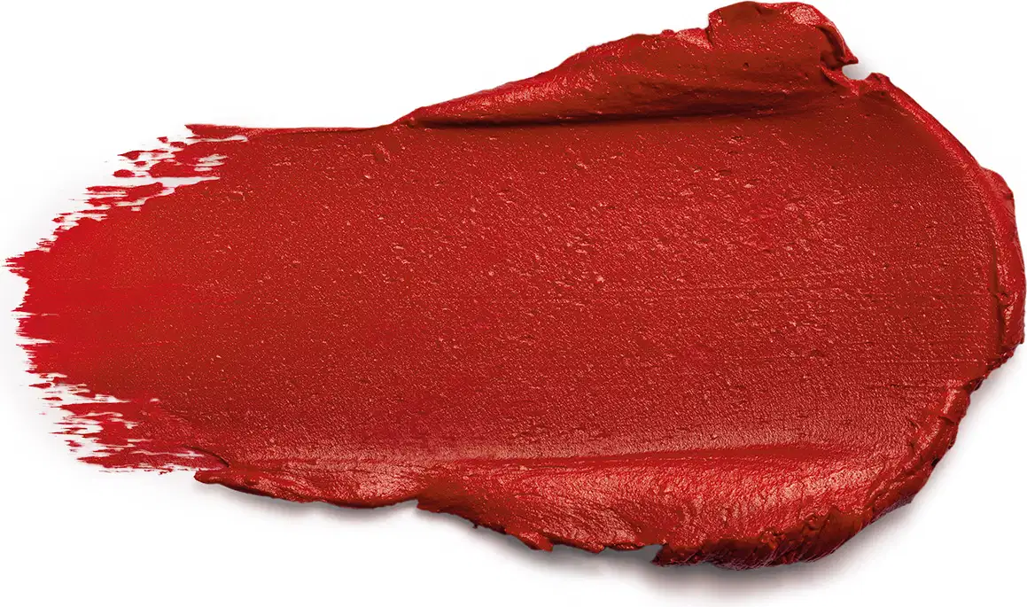 Aplicação generosa de um batom de cor vermelha intensa, com uma textura acetinada e matte. Não é possível identificar qualquer rótulo ou embalagem do produto, apenas a própria aplicação do batom em uma superfície branca.