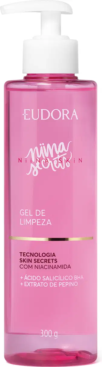 Frasco de gel de limpeza facial da marca Eudora, na cor rosa, com bomba dosadora branca. Rótulo com o nome "Niina Secrets" e informações sobre a tecnologia e ingredientes do produto.