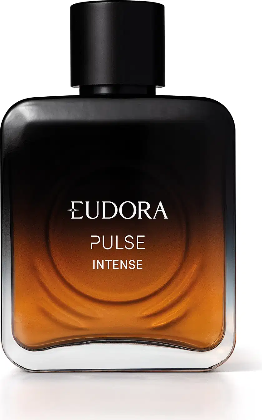 Frasco preto da marca Eudora, com rótulo em letras brancas exibindo o nome "Pulse Intense". O frasco possui tampa preta, com uma coloração laranja-acastanhada no interior do recipiente.