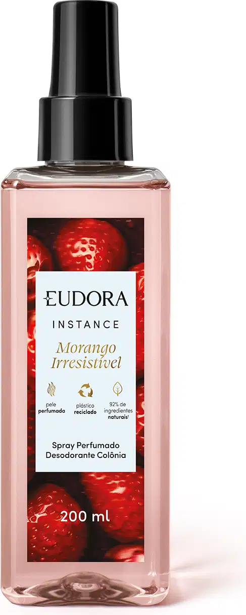 O produto apresentado é um spray perfumado desodorante da linha Instance da marca Eudora. O frasco é de plástico transparente com uma tampa preta. A embalagem possui uma imagem de morangos, que parecem ser a inspiração para o aroma do produto.