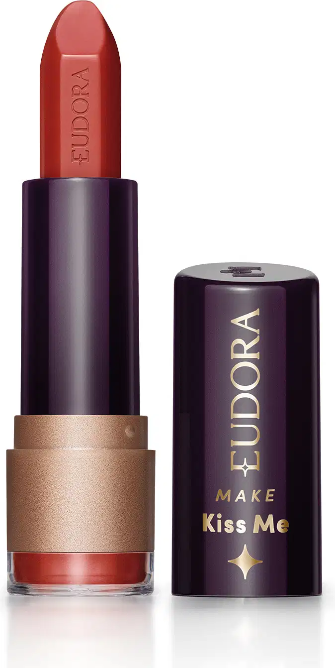 Batom da marca Eudora, com embalagem preta e dourada, exibindo o nome "Make Kiss Me" no rótulo.