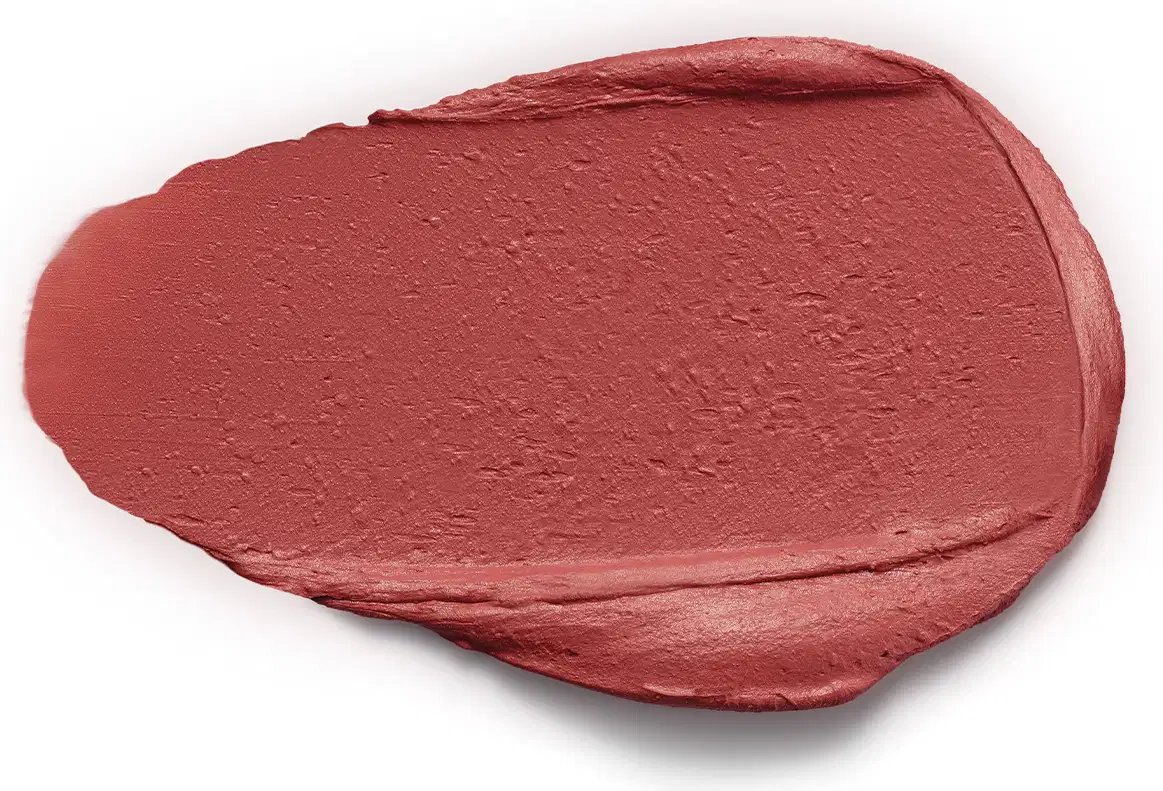 Textura cremosa e aveludada de um batom vermelho-alaranjado, com acabamento matte e superfície lisa, sugerindo uma aplicação confortável e uniforme.