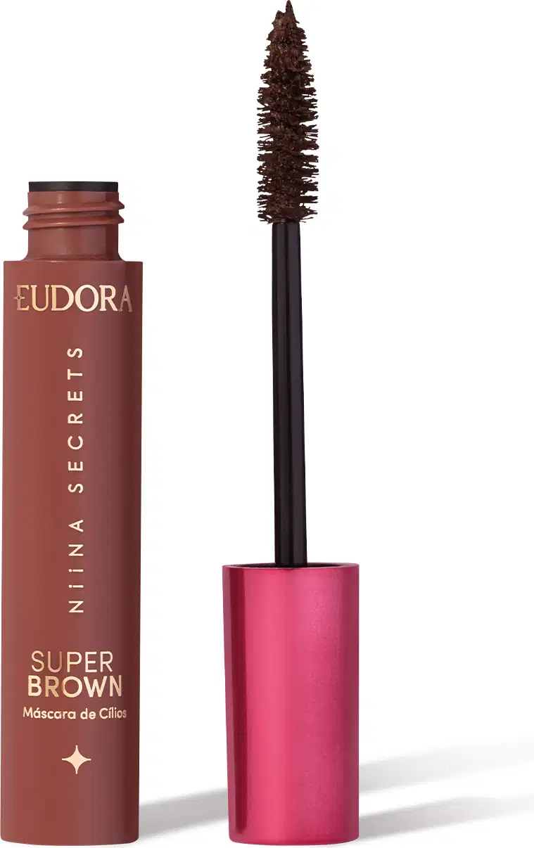 Embalagem de máscara de cílios da marca Niina Secrets, na cor marrom escura, com rótulo em dourado. Produto apresentado em frasco plástico rosa cilíndrico com aplicador de cerdas escuras.