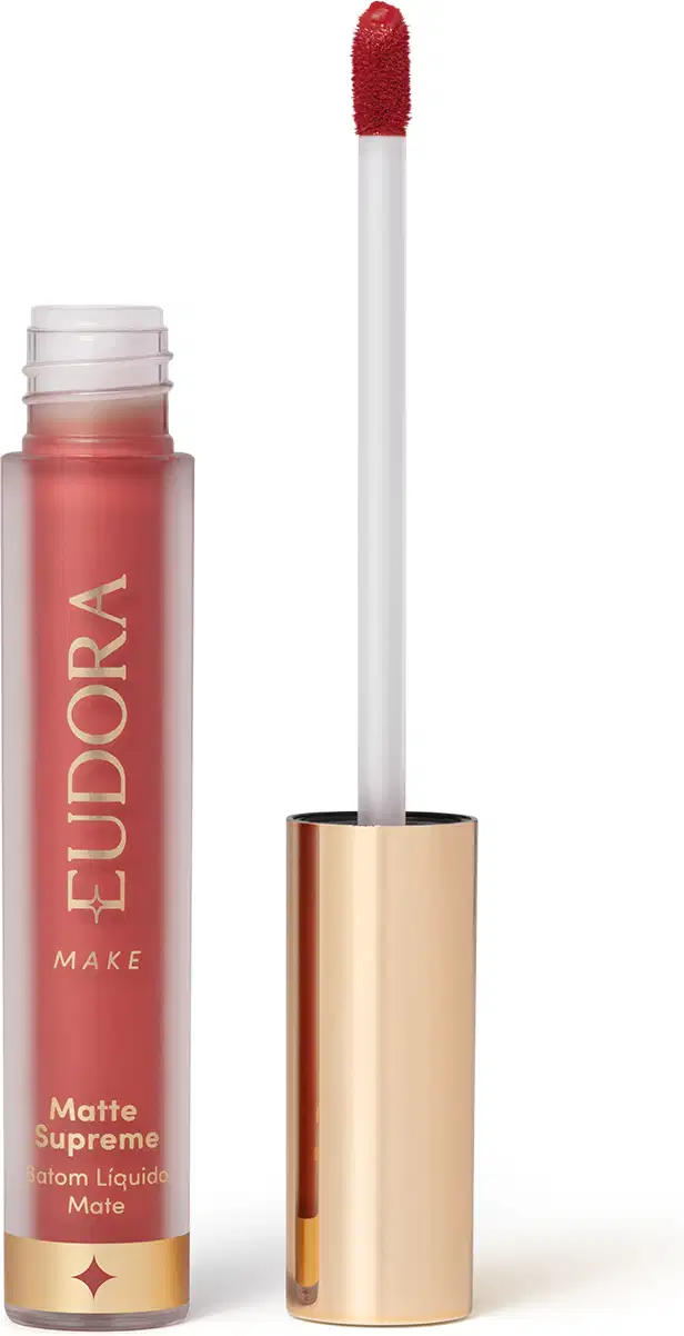 Batom Líquido Matte Supreme em embalagem transparente com tampa dourada e aplicador do tipo bastão. Produto com design minimalista e rótulo dourado no frasco.